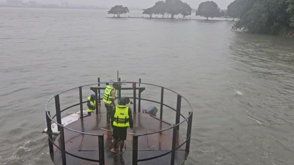 నిండుకుండలా హుస్సేన్‌సాగర్: దిగువకు నీటి విడుదల, సిటీ ప్రజలకు అలర్ట్