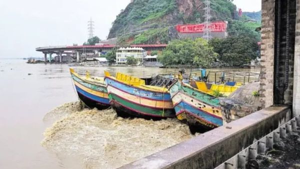 ప్రకాశం బ్యారేజ్ బోట్ల ఘటనలో బిగ్ ట్విస్ట్..షాకింగ్ వీడియో లీక్