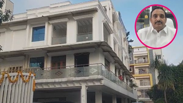 కౌశిక్ ఇంటికి గాంధీ, రచ్చ రచ్చ - గుడ్లు, టమోటాలతో దాడులు..!!