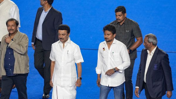 డిప్యూటీగా కొడుకును ప్రమోట్ చేసిన సీఎం: కొలువుదీరిన కొత్త కేబినెట్