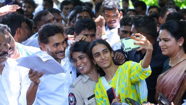 జగన్ తో సెల్ఫీ తెచ్చిన ముప్పు-మహిళా కానిస్టేబుల్ పై సర్కార్ యాక్షన్..!