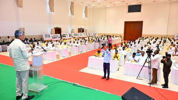 ఎక్కవ మాట్లాడొద్దు - పార్టీ నేతలకు చంద్రబాబు హెచ్చరిక..!!