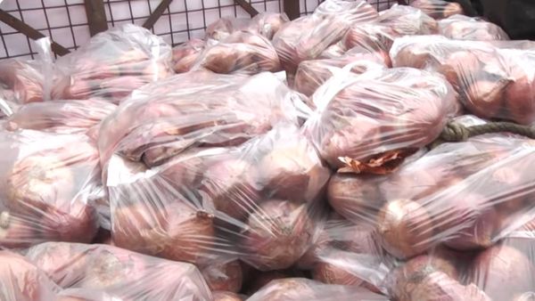 Onion Price: కొయ్యకుండానే కన్నీరు పెట్టిస్తోన్న ఉల్లి..!