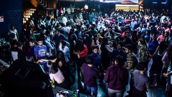 Hyderabad: హైదరాబాద్ లోని 17 పబ్ లపై కేసు నమోదు..!