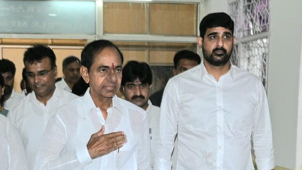 చీర, గాజులు కేసీఆర్ కే .. చెప్పు చూపించి పాడి కౌశిక్ రెడ్డికి హెచ్చరిక!