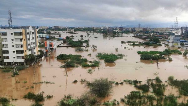 మునిగిన బెజవాడ, 50 ఏళ్ల రికార్డు - సాయం కోసం నిరీక్షణ..!!