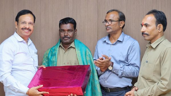 TGSRTC: బస్సులో విద్యార్థికి గుండె పోటు.. రక్షించిన ఆర్టీసీ సిబ్బందిని అభినందించిన ఆర్టీసీ ఎండీ..