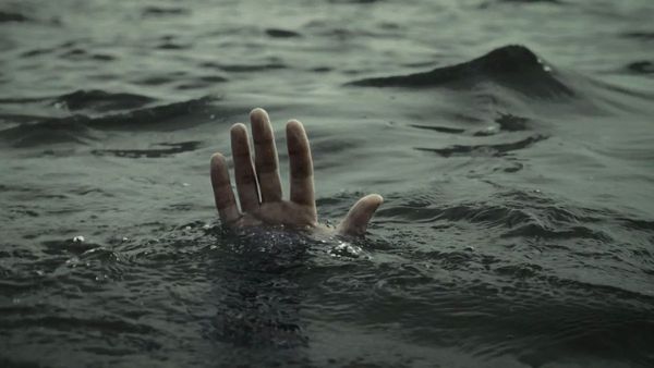 మారేడుమిల్లి: జ‌ల‌పాతంలో ఇద్ద‌రు మెడికోల మృత‌దేహాలు.. మ‌రొక‌రి కోసం గాలింపు