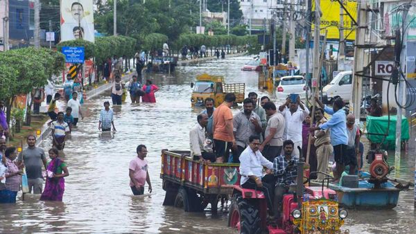 వరదల వేళ.. ఏపీ మంత్రుల త్యాగం