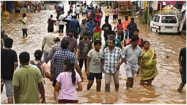 షాకింగ్.. విజయవాడలో వరద బాధితుడి చెంప చెళ్ళుమనిపించిన వీఆర్వో!