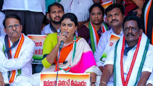 కేంద్రమంత్రి వ్యాఖ్యలపై షర్మిల భగ్గు: విజయవాడలో భారీ ఆందోళన