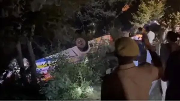 55 మంది ప్ర‌యాణికుల‌తో శార‌దా న‌దిలో బ‌స్సు బోల్తా.. ముగ్గురు స్పాట్‌డెడ్‌!