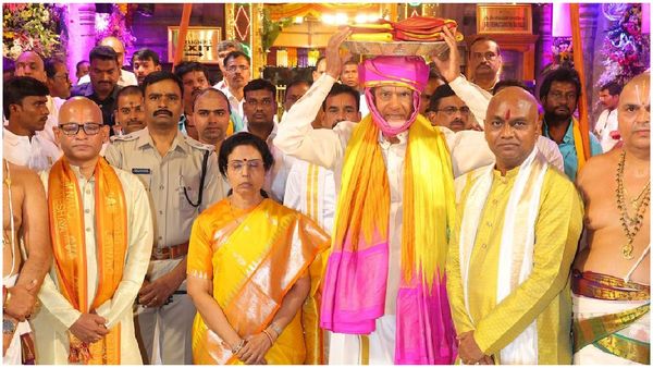 TTD: తిరుమలలో శ్రీవారికి పట్టువస్త్రాలు సమర్పించిన సీఎం దంపతులు 