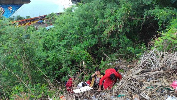 బెజవాడ దుర్గమ్మ దర్శనానికి కొండలెక్కేస్తున్న భక్తులు-ప్రమాదకరంగా ట్రెక్కింగ్..!