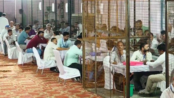 ఈవీఎంలల్లో అనూహ్యంగా టర్న్: షాక్‌లో కాంగ్రెస్: తలకిందులు