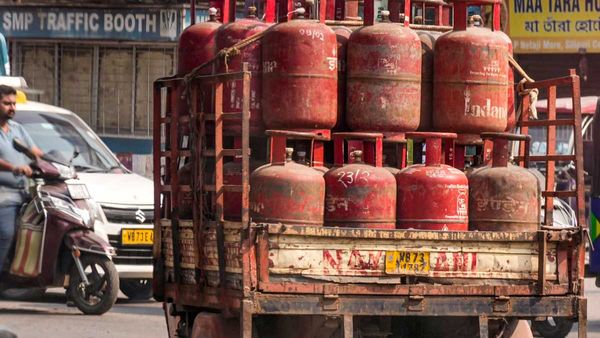 Free Gas Cylinders: ఏపీలో ఫ్రీ గ్యాస్ సిలెండర్ల బుకింగ్ మొదలు-ఇలా బుక్ చేసుకోండి..!