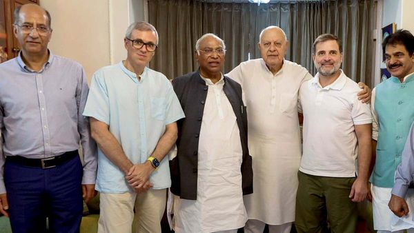 జమ్మూకశ్మీర్లో కాంగ్రెస్-ఎన్సీ-పీడీపీ సర్కార్ ? అబ్దుల్లా ఫ్యామిలీలో భిన్నాభిప్రాయాలు !