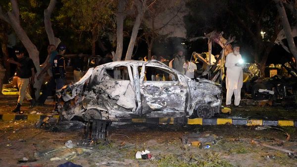 కరాచీలో భారీ పేలుడు- భీతావహం