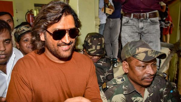 ఎన్నికల వేళ రంగంలోకి ధోనీ - అనూహ్య నిర్ణయం..!!