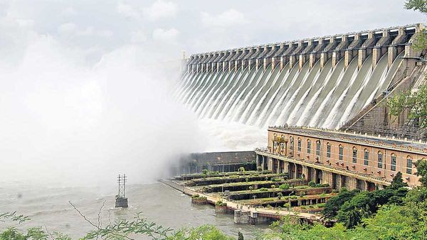 Nagarjunasagar: సాగర్ గేట్లు ఎత్తివేత.. పెరిగిన పర్యాటకుల తాకిడి..