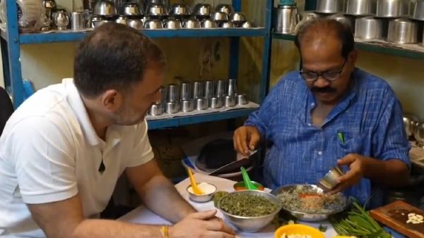 దళితులతో కలిసి భోజనం వండి, తిన్న రాహుల్ గాంధీ-అనుభవాలతో వీడియో ట్వీట్..!