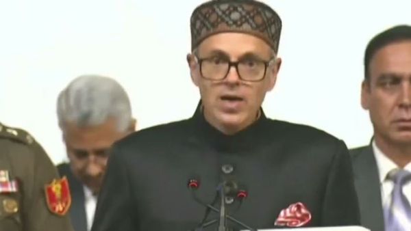 ఒమర్ అబ్దుల్లా ప్రమాణ స్వీకారం కొలువు దీరిన కొత్త సర్కార్- మంత్రివర్గంలో చేరని కాంగ్రెస్ అప్పుడే డేంజర్ బెల్స్