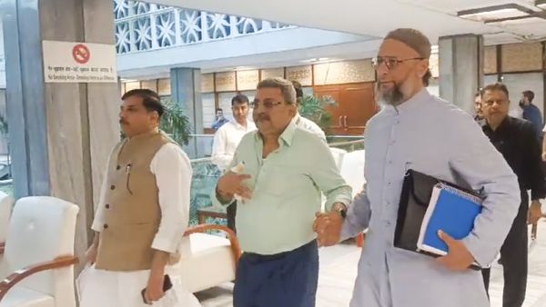 జేపీసీ మీటింగ్ లో గ్లాస్ పగలగొట్టిన టీఎంసీ ఎంపీ-నాలుగు కుట్లు-సస్పెన్షన్..!