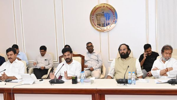 రేవంత్ టీంలోకి కొత్త మంత్రులు - శాఖల మార్పు, ముహూర్తం ఫిక్స్..!!