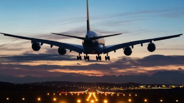 అరగంటలో 6 విమానాలకు బెదిరింపు కాల్స్-ప్రయాణికుల గగ్గోలు..!