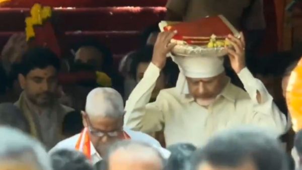 కనకదుర్గమ్మకు చంద్రబాబు పట్టువస్త్రాల సమర్పణ