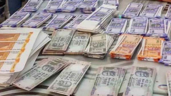 రిజర్వ్ బ్యాంకులోకి రూ 25 లక్షల నకిలీ నోట్లతో ఎంట్రీ, కట్ చేస్తే !!