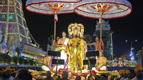 TTD: స్వర్ణ రథంపై దేవదేవుడు - భారీగా భక్తుల రద్దీ..!!