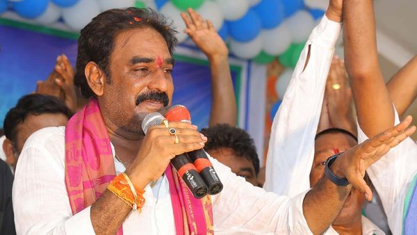 సింగపూర్ వెళ్లాలి, పాస్ పోర్టు ఇప్పించండి, వైసీపీ పిన్నెల్లి