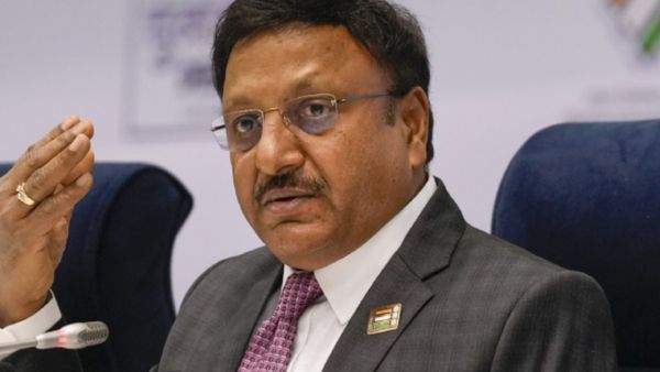 Rajeev Kumar: కేంద్ర ఎన్నికల సంఘం కమిషనర్ కు తప్పిన ప్రమాదం..