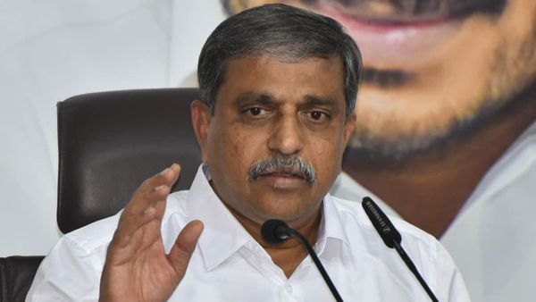 ఢిల్లీ ఎయిర్ పోర్టులో సజ్జలకు పోలీసుల షాక్- హైదరాబాద్ ఫ్లైట్ మిస్ ..!