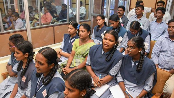 School Fees: సోషల్ మీడియాలో స్కూల్ ఫీజుల దుమారం.. బెంగళూరు డాక్టర్ పోస్ట్‌ చూసి నెటిజన్ల షాక్
