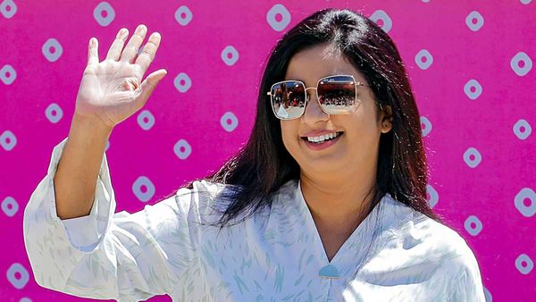 ప్లీజ్ అలా చేయొద్దు.. స్టేజీపైనే రిక్వెస్ట్ చేసిన సింగ‌ర్ శ్రేయా ఘోష‌ల్.. 