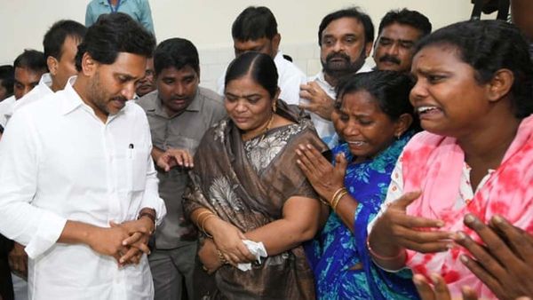 చంద్రబాబుదే బాధ్యత, పవన్ ఏం చేస్తున్నారు- జగన్ ఆర్దిక సాయం..!!