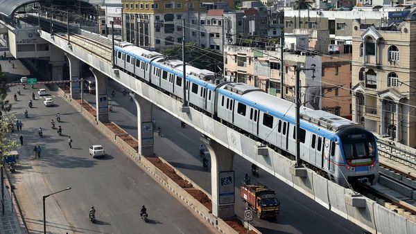 Hyderabad Metro: ప్రయాణికులకు షాక్.. 15 నిమిషాల పాటు నిలిచిపోయిన మెట్రో రైలు.. !