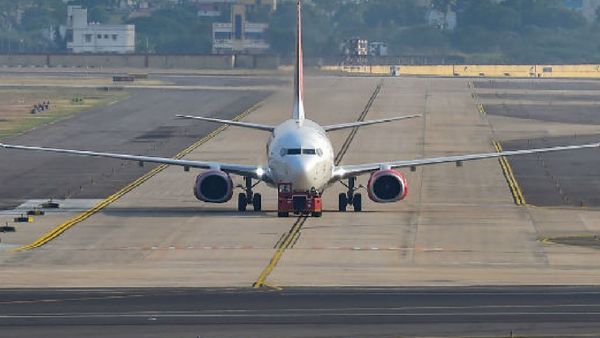 Hyderabad: బెంగళూరు వెళ్లిన విమానం.. తిరిగి హైదరాబాద్ కే వచ్చింది..!