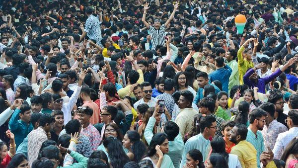 Middle Class Indians: అష్టకష్టాల్లో భారత మధ్యతరగతి ప్రజలు.. ఎక్కడ తప్పు జరుగుతోందంటే..