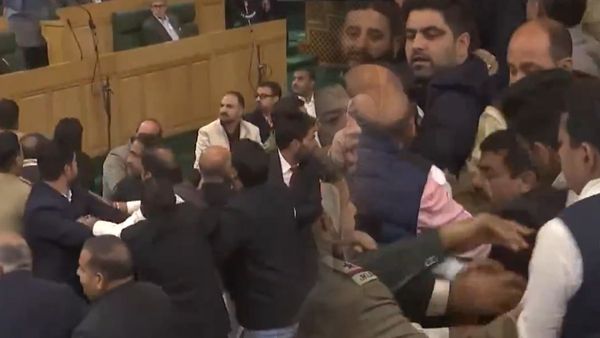 జ‌మ్మూకాశ్మీర్ అసెంబ్లీలో ఎమ్మెల్యేలు.. ఎగిరెగిరి కొట్టుకున్నారు(వీడియో)
