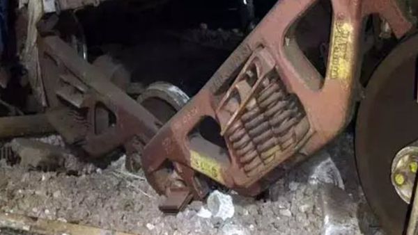 పెద్దపల్లిలో గూడ్స్ బోల్తా - రైళ్ల రద్దు, దారి మళ్లింపు..!!