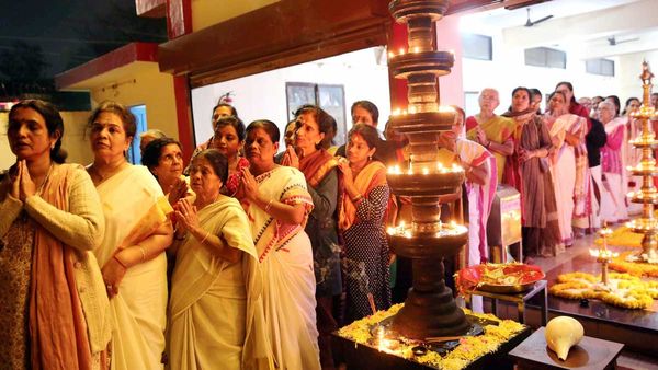 Hyderabad: పోలీసుల కీలక నిర్ణయం.. గుళ్లల్లో భారీగా భద్రత పెంపు..!