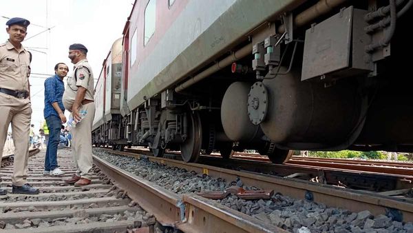 ప‌ట్టాలు త‌ప్పిన సికింద్రాబాద్- షాలిమార్ ఎక్స్‌ప్రెస్‌..