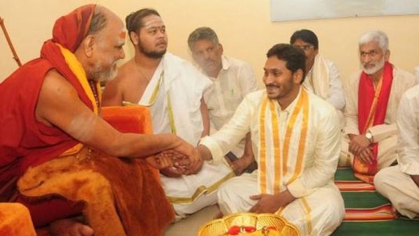 జగన్ రాజ గురువు తాజా నిర్ణయం వెనుక..!!