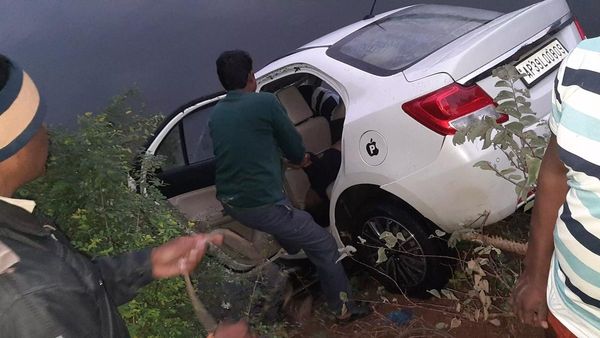 చెరువులోకి దూసుకెళ్లిన కారు .. ఐదుగురు మృతి.. ఘటన వెనుక విస్తుపోయే విషయాలు!