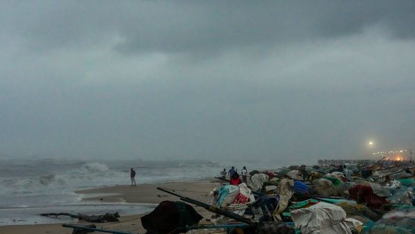 ఏపీలో ఫెంగల్ తుఫాను బీభత్సం.. ఈ జిల్లాలలో భారీవర్షాలు, ఆకస్మిక వరదలు.. తాజా హెచ్చరికలు!