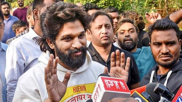 జైల్లో అల్లు అర్జున్‌‌‌ను న్యూడ్‌గా ఉంచారా..?