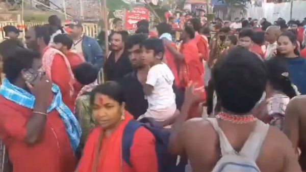 కనక దుర్గమ్మ ఆలయం `భవానీ`ల మయం